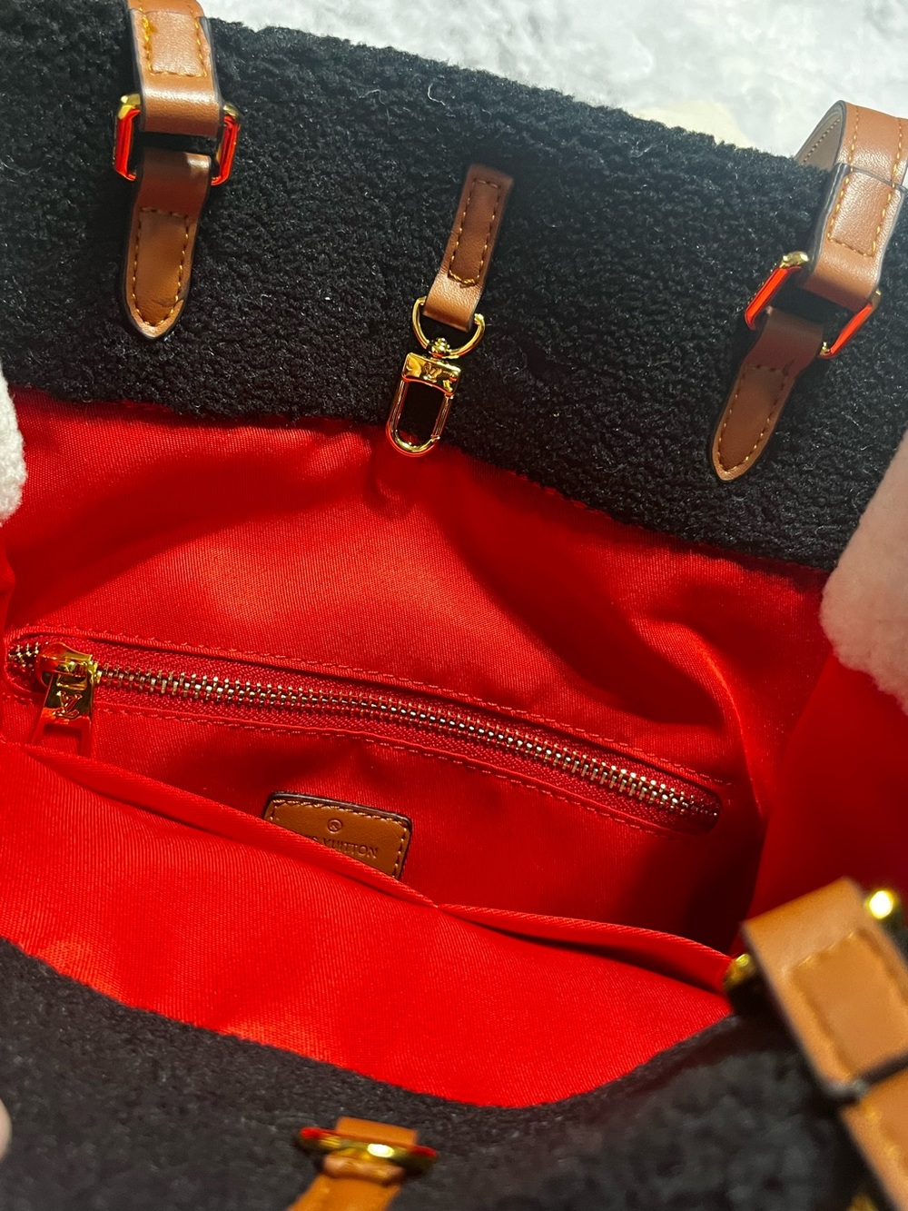 ๐ค Louis. Vuitton. GM Plush Teddy Tote Bag
Monogram Purse - Picture 7 of 9